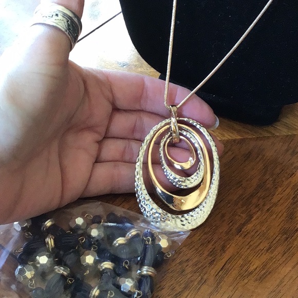 Lot of 4 necklaces, 2 gold, 2 silver sizes vary - Picture 4 of 8